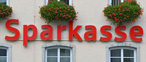 Nach einem spektakulären Einbruch in eine Strausberger Sparkasse suchen die Ermittler nach weiteren Tätern. (Archivbild)