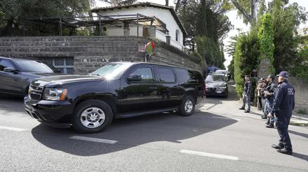US-Vertreter verlassen die Botschaft von Oman nach einem Treffen hinter verschlossenen Türen zwischen US-amerikanischen und iranischen Delegationen zu weiteren Atomverhandlungen zwischen den USA und dem Iran. 