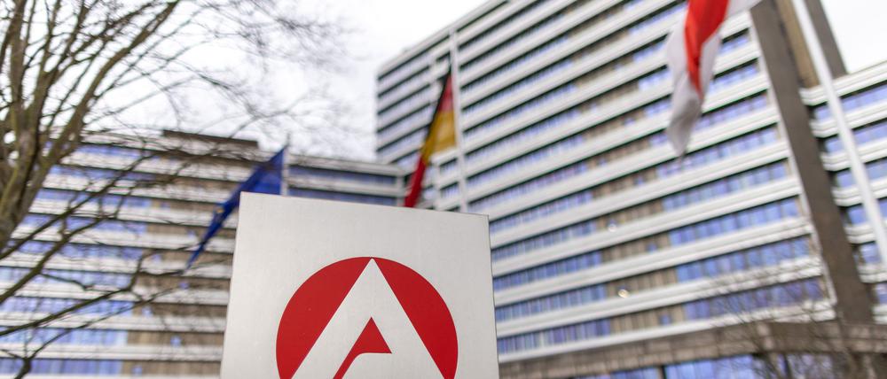 Die Zahl der Arbeitslosen sinkt im April leicht (Archivbild). 