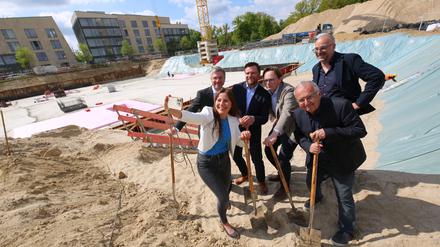 Beim Spatenstich für die neue Schule waren unter anderem die künftige Rektorin Jasmin Mallmann und Oberbürgermeister Mike Schubert (SPD), beide links im Bild. 