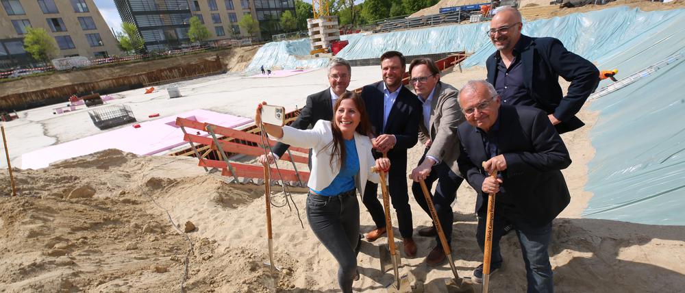 Beim Spatenstich für die neue Schule waren unter anderem die künftige Rektorin Jasmin Mallmann und Oberbürgermeister Mike Schubert (SPD), beide links im Bild.