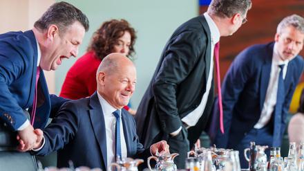 Hubertus Heil (SPD), geschäftsführender Bundesminister für Arbeit und Soziales, begrüßt Bundeskanzler Olaf Scholz (SPD), vor Beginn der letzten regulären Kabinettssitzung der geschäftsführenden Bundesregierung im Kabinett Scholz.  
