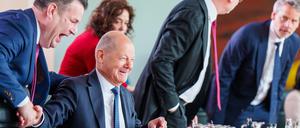 Hubertus Heil (SPD), geschäftsführender Bundesminister für Arbeit und Soziales, begrüßt Bundeskanzler Olaf Scholz (SPD), vor Beginn der letzten regulären Kabinettssitzung der geschäftsführenden Bundesregierung im Kabinett Scholz.  