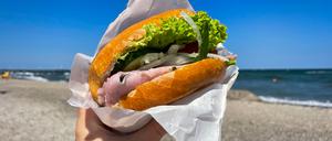 Fischbrötchen am Strand