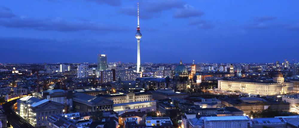 Blick auf Berlin Mitte am Abend mit dem Fernsehturm am Alexanderplatz, der Museumsinsel, dem roten Rathaus und dem Berliner Schloss im Humboldt Forum.