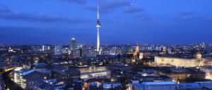 Blick auf Berlin Mitte am Abend mit dem Fernsehturm am Alexanderplatz, der Museumsinsel, dem roten Rathaus und dem Berliner Schloss im Humboldt Forum. 