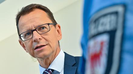 Brandenburg Leiters des Verfassungsschutzes, Jörg Müller, fordert, auch gegen rechtsextreme Chatgruppen Verbotsverfahren einzuleiten. (Archivbild)
