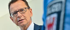 Brandenburg Leiters des Verfassungsschutzes, Jörg Müller, fordert, auch gegen rechtsextreme Chatgruppen Verbotsverfahren einzuleiten. (Archivbild)