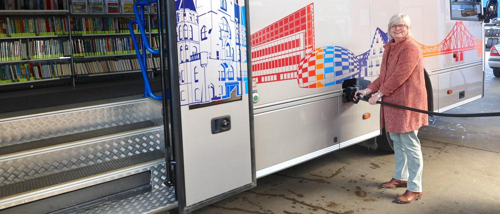 Die Steglitz-Zehlendorfer Bildungsstadträtin Cerstin Richter-Kotowoski (CDU) betankt an einer Tankstelle einen Bücherbus mit Hydrotreated Vegetable Oil (HVO).