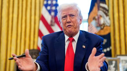 US-Präsident Donald Trump spricht, während er im Oval Office sitzt (Symbolbild).