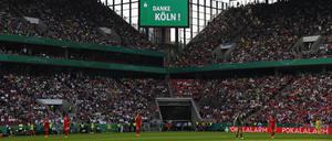 In Köln sorgen Familien, Kinder und Fußballteams seit drei Jahren für ein ausverkauftes Stadion beim DFB-Pokalfinale der Frauen.