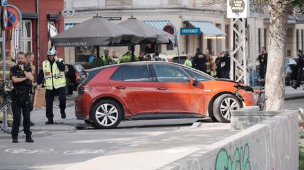 Die Polizei und andere Rettungskräfte arbeiten am 30. April 2025 an der Stelle, an der ein Auto in Kopenhagen in eine Menschenmenge gefahren ist.