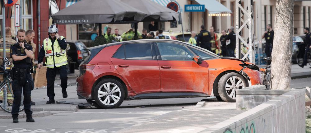 Die Polizei und andere Rettungskräfte arbeiten am 30. April 2025 an der Stelle, an der ein Auto in Kopenhagen in eine Menschenmenge gefahren ist.