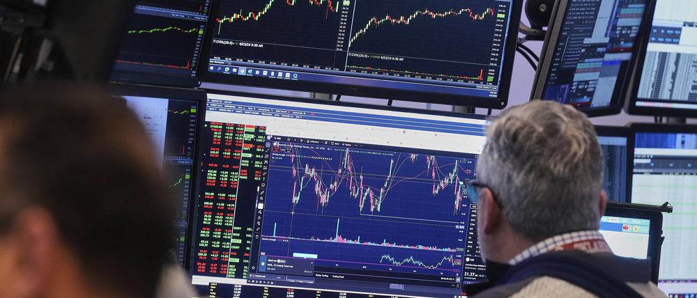 Ein Händler arbeitet auf dem Parkett der New Yorker Börse.
