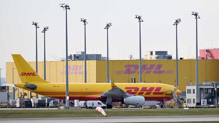 Eine DHL-Frachtmaschine am DHL Air Hub, dem Luftfrachtzentrum auf dem Flughafen Leipzig / Halle.