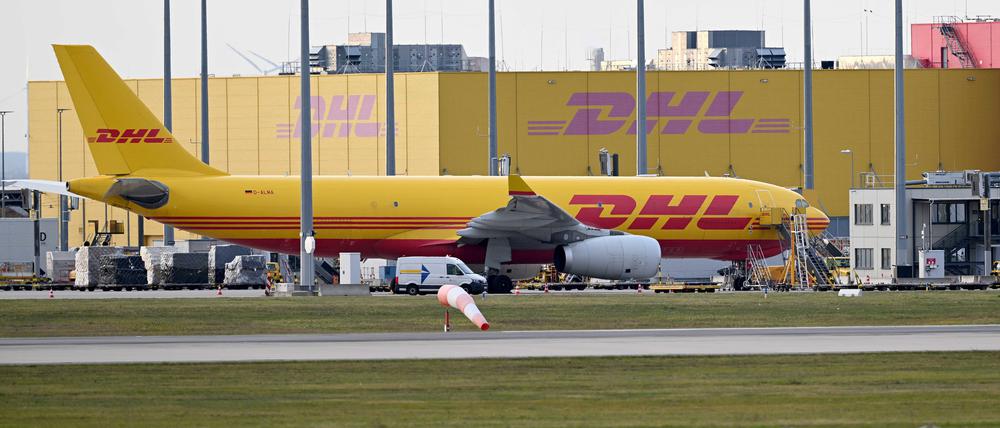 Eine DHL-Frachtmaschine am DHL Air Hub, dem Luftfrachtzentrum auf dem Flughafen Leipzig / Halle.