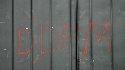 Einschüsse und die Buchstaben „DDFM“ (steht für die Gruppe „Verteidigung der französischen Häftlinge“) auf einer Tür des Gefängnisses Toulon-La Farlede vor einem Besuch des französischen Justizministers (Symbolbild)