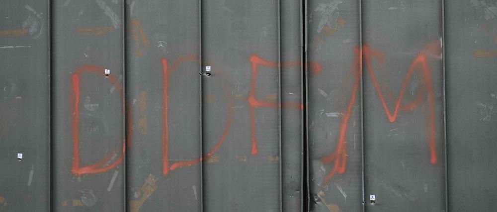 Einschüsse und die Buchstaben „DDFM“ (steht für die Gruppe „Verteidigung der französischen Häftlinge“) auf einer Tür des Gefängnisses Toulon-La Farlede vor einem Besuch des französischen Justizministers (Symbolbild)