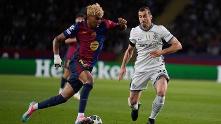 Barcelonas Lamine Yamal (l) war von Inter kaum zu halten.