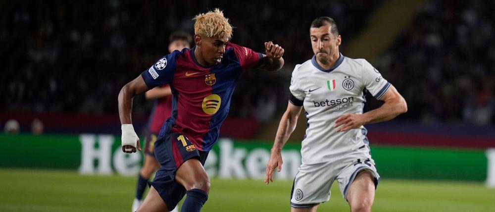 Barcelonas Lamine Yamal (l) war von Inter kaum zu halten.
