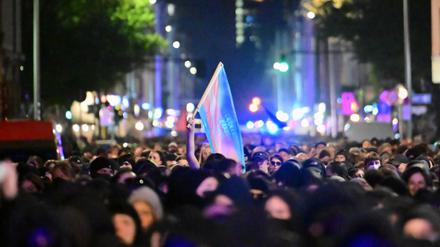 Demonstranten haben ein Ei und eine Plastikflasche auf Polizisten geworfen. 