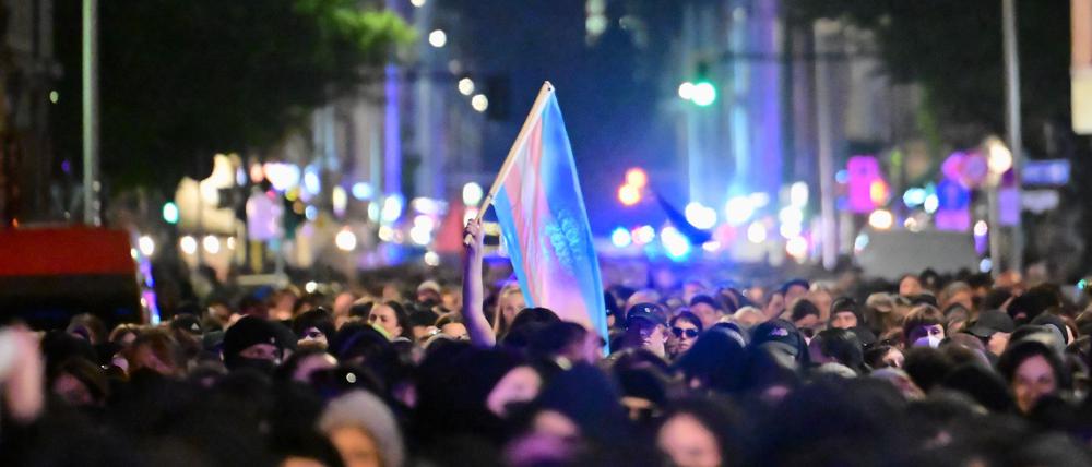 Demonstranten haben ein Ei und eine Plastikflasche auf Polizisten geworfen.