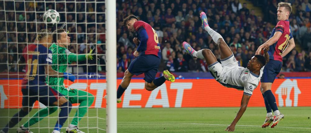 Denzel Dumfries (M) gelang per Seitfallzieher das 2:0 für Inter in Barcelona.