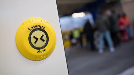 Ab diesem Donnerstag droht ein Strafgeld, wenn man in den Fahrzeugen der BVG die Türen offen hält. (Archivbild)