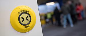 Ab diesem Donnerstag droht ein Strafgeld, wenn man in den Fahrzeugen der BVG die Türen offen hält. (Archivbild)