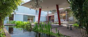Zwei Galerien und ein Café teilen sich die historische Tankstelle in Berlin-Schöneberg.