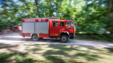 Sie müssen vorbereitet sein: Feuerwehren wollen am 10. Mai in Südbrandenburg einen Großeinsatz im Kampf gegen Waldbrände üben. (Archiv) 