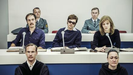 Jan-Carl Raspe (Rafael Stachowiak, links), Andreas Baader (Henning Flüsloh, Mitte) und Gudrun Ensslin (Lilith Stangenberg) beim Stammheim-Prozess. 