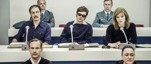 Jan-Carl Raspe (Rafael Stachowiak, links), Andreas Baader (Henning Flüsloh, Mitte) und Gudrun Ensslin (Lilith Stangenberg) beim Stammheim-Prozess. 
