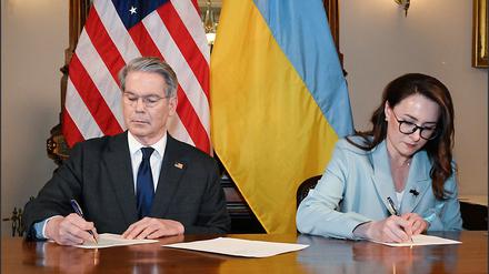 US-Finanzminister Scott Bessent und die ukrainische Vizeregierungschefin Julia Swyrydenko unterzeichnen das Vertragswerk zur Einrichtung eines Wiederaufbaufonds. 