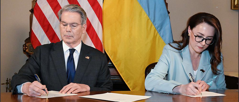 US-Finanzminister Scott Bessent und die ukrainische Vizeregierungschefin Julia Swyrydenko unterzeichnen das Vertragswerk zur Einrichtung eines Wiederaufbaufonds. 