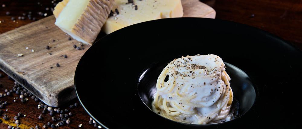 Die größte Hürde bei der Zubereitung des Pastagerichts Cacio e Pepe ist das Verklumpen des Käses. Ein Forschungsteam hat nun eine Methode entwickelt, um das zu verhindern.