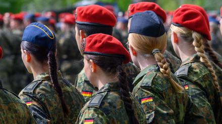 Soldatinnen und Soldaten der Bundeswehr sind im Goehtepark in Burg, Sachsen-Anhalt, wo sie bei einem feierlichen Gelöbnis ihren Eid ablegen. (Archivbild)