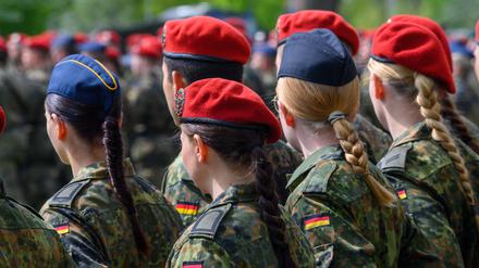 Soldatinnen und Soldaten der Bundeswehr sind angetreten.