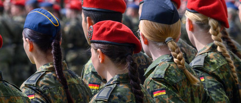 Soldatinnen und Soldaten der Bundeswehr sind im Goehtepark in Burg, Sachsen-Anhalt, wo sie bei einem feierlichen Gelöbnis ihren Eid ablegen. (Archivbild)