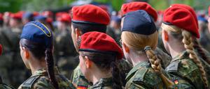 Soldatinnen und Soldaten der Bundeswehr sind angetreten.