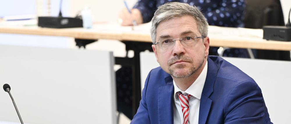 Oberbürgermeister Mike Schubert (SPD) bei der Sitzung der Potsdamer Stadtverordnetenversammlung im April, in der der Abwahlantrag gegen ihn beschlossen wurde.