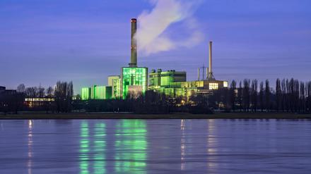 Das Heizkraftwerk Lausward in Düsseldorf ist ein Gas- und Dampfturbinenkraftwerk. Das Kraftwerk erzeugt Strom, auch Bahnstrom und Fernwärme.
