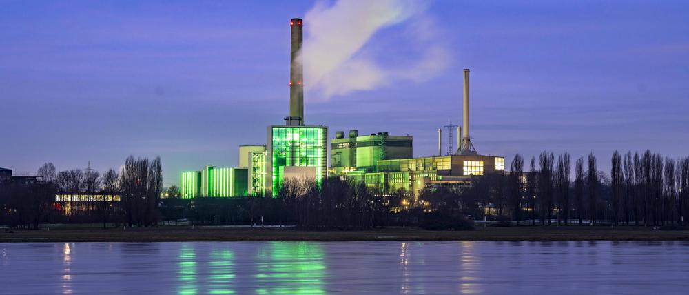 Das Heizkraftwerk Lausward in Düsseldorf ist ein Gas- und Dampfturbinenkraftwerk. Das Kraftwerk erzeugt Strom, auch Bahnstrom und Fernwärme.