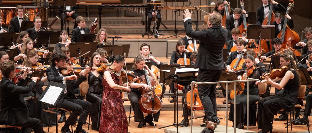 Das Bundesjugendorchester mit Patrick Lange und Midori in der Philharmonie