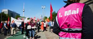 Auf der Karl-Marx-Alle versammeln sich Teilnehmer einer Demonstration zum 1. Mai.