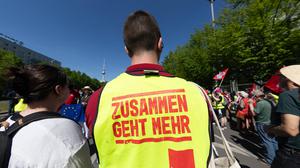 Der DGB ruft zum Tag der Arbeit am 1. Mai zur traditionellen Mai-Kundgebung in Berlin auf. 