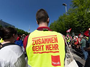 Der DGB ruft zum Tag der Arbeit am 1. Mai zur traditionellen Mai-Kundgebung in Berlin auf.
