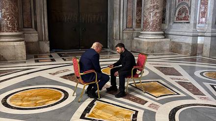 Wurde hier der Rohstoff-Deal final ausgehandelt? US-Präsident Donald Trump (78) und der ukrainische Präsident Wolodymyr Selensky (47) am Rande der Trauerfeier für Papst Franziskus am vergangenen Wochenende.