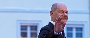 Der geschäftsführende Bundeskanzler Olaf Scholz (SPD) verlässt nach der Übergabe der Entlassungsurkunden durch Bundespräsident Steinmeier winkend das Schloss Bellevue (Archivfoto).