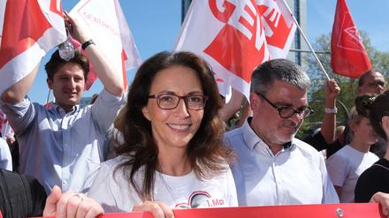 Die DGB-Vorsitzende Fahimi nimmt auch die Unternehmensvorstände in die Pflicht